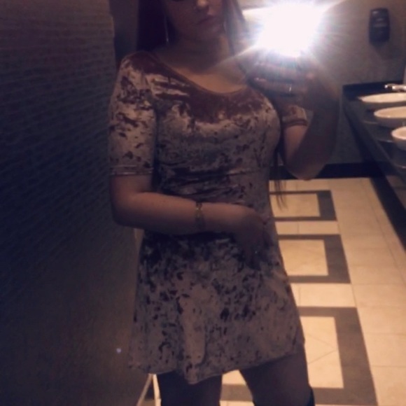 Gold dress - Picture 3 of 4